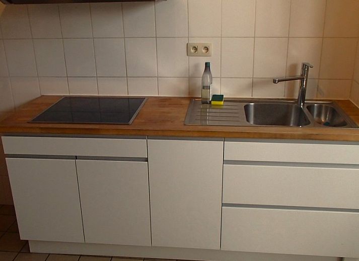 Terras van Vakantiehuis De Rekelberg in Brakel, met zitplaatsen en parasol in Belgie