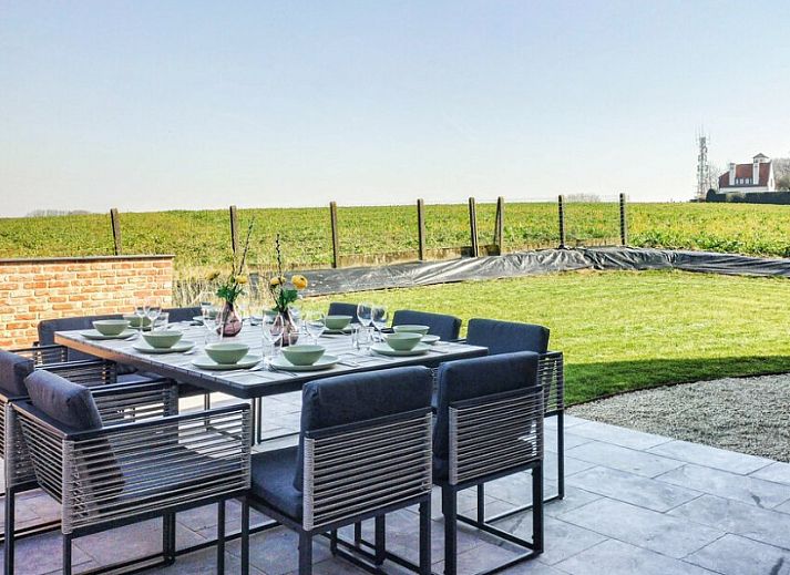 't Laarhuys ***** vakantiehuis in Vlaamse Ardennen, Oost-Vlaanderen met prachtig terras en uitzicht op groene velden.