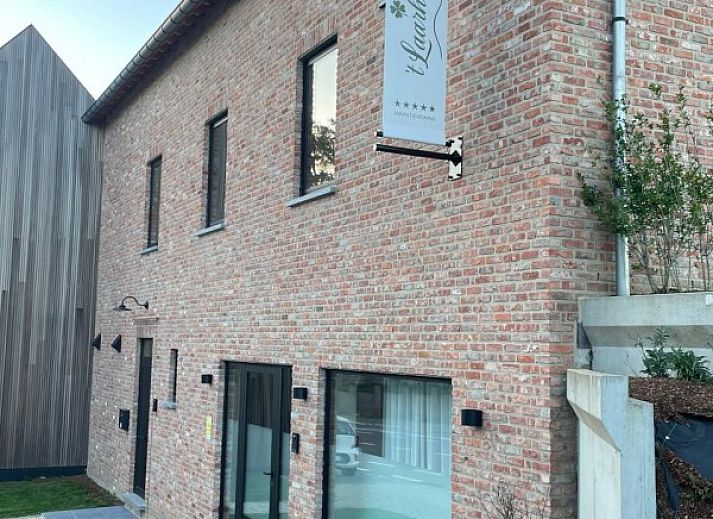 't Laarhuys ***** vakantiehuis in Vlaamse Ardennen, Oost-Vlaanderen met prachtig terras en uitzicht op groene velden.