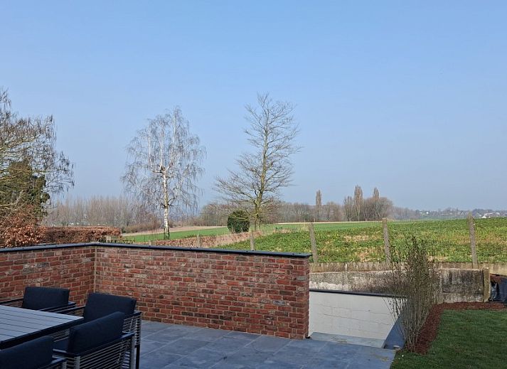 't Laarhuys ***** vakantiehuis in Vlaamse Ardennen, Oost-Vlaanderen, met charmante bakstenen gevel en groene tuin voor een serene ontsnapping.