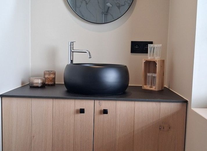 't Laarhuys ***** in Vlaamse Ardennen, Belgie biedt een moderne keuken in een luxe vakantiehuis met prachtig uitzicht op de omgeving.