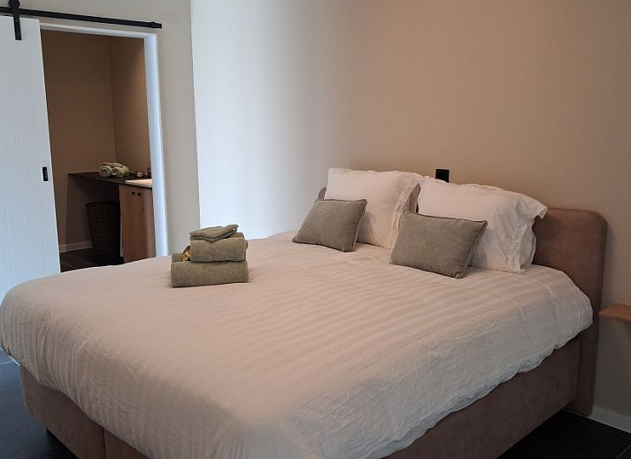't Laarhuys ***** in Vlaamse Ardennen, Belgie biedt een moderne keuken in een luxe vakantiehuis met prachtig uitzicht op de omgeving.