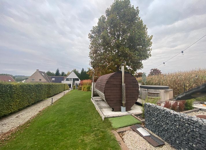 Geniet van het zwembad en het groene uitzicht bij de Vrijstaande woning in Geraardsbergen, vakantiehuis in Oost-Vlaanderen, Belgi.