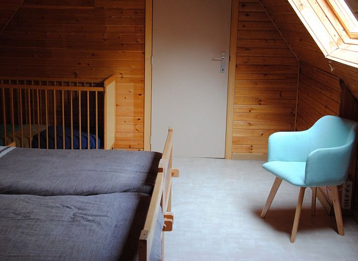 Ruim terras bij 't Urselgoed vakantiehuis in Ursel, Oost-Vlaanderen, ideaal voor buiten dineren.