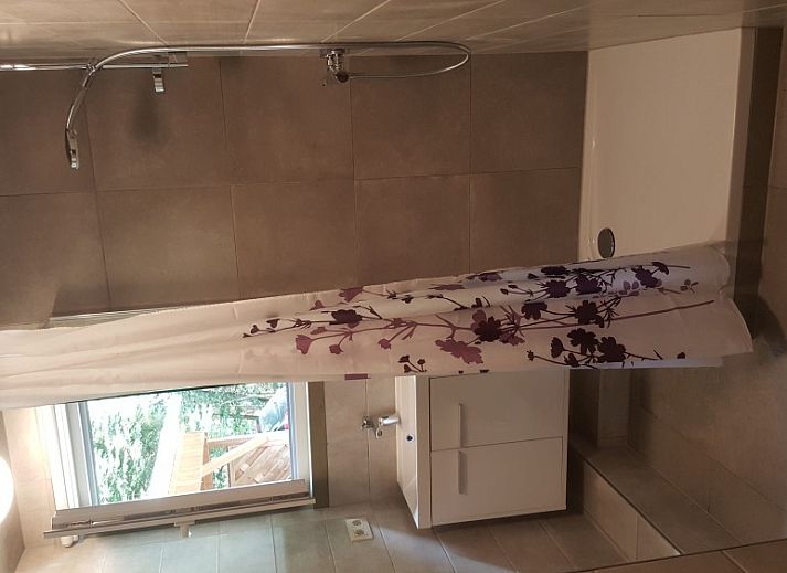 Comfortabele buitenlounge bij 't Urselgoed vakantiehuis in Ursel, Oost-Vlaanderen voor ontspanning.