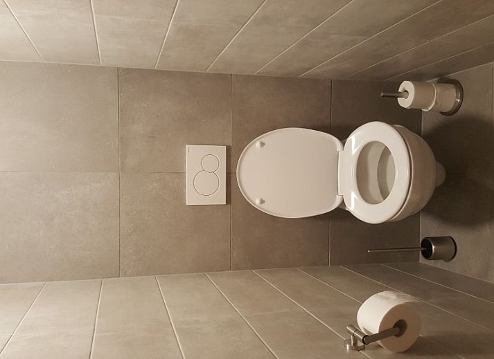Comfortabele buitenlounge bij 't Urselgoed vakantiehuis in Ursel, Oost-Vlaanderen voor ontspanning.