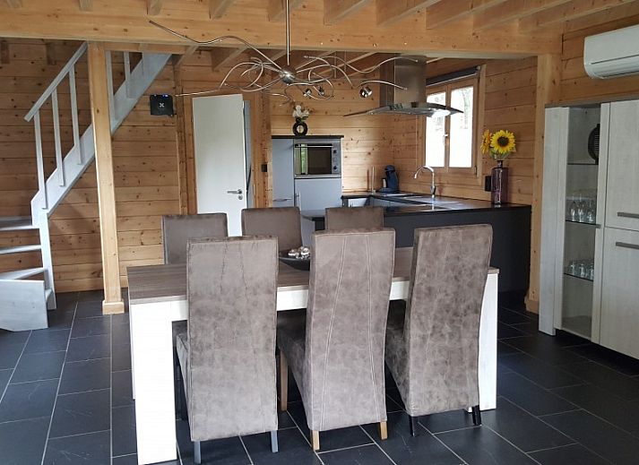 Entspannendes Ferienhaus in Ursel, Ostflandern, mit grosser Terrasse im Gruenen.