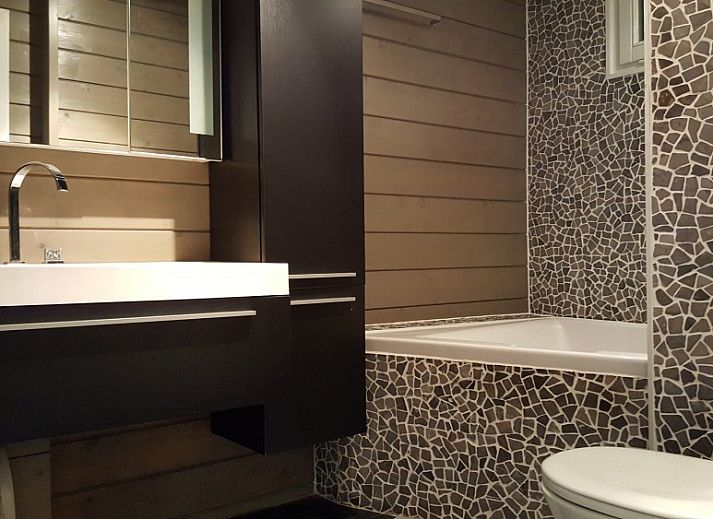 Entspannendes Ferienhaus in Ursel, Ostflandern, mit grosser Terrasse im Gruenen.