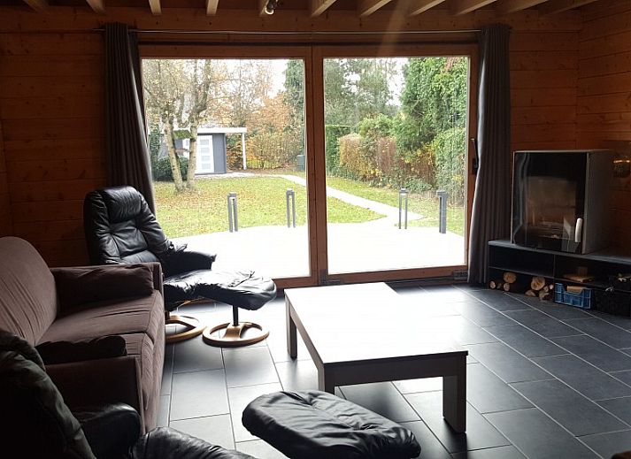 Gemuetliches Esszimmer im Relaxation House, Ferienhaus in Ursel, Ostflandern mit Holzinterieur.