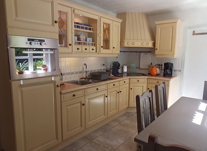 Ferienhaus La Cuesta in Ursel, Ostflandern, mit buntem Garten und klassischer Backsteinfassade.