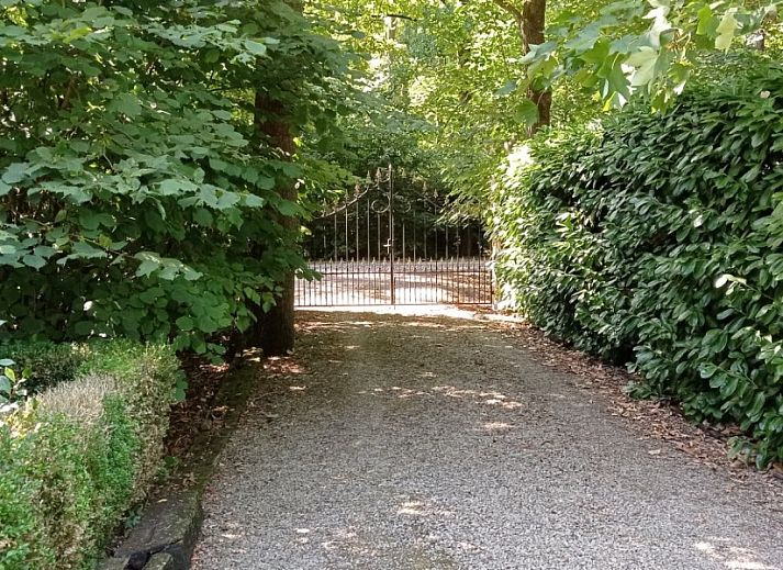 Ferienhaus La Cuesta in Ursel, Ostflandern, mit buntem Garten und klassischer Backsteinfassade.