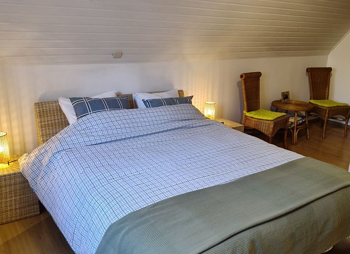 Gemuetliches Wohnzimmer im La Cuesta in Ursel, Ostflandern, mit bequemen Sitzgelegenheiten und viel Tageslicht.