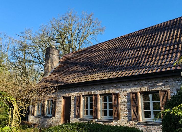 Esszimmer des Ferienhauses La Cuesta in Ursel, Ostflandern, mit grossem Tisch und Gartenblick.