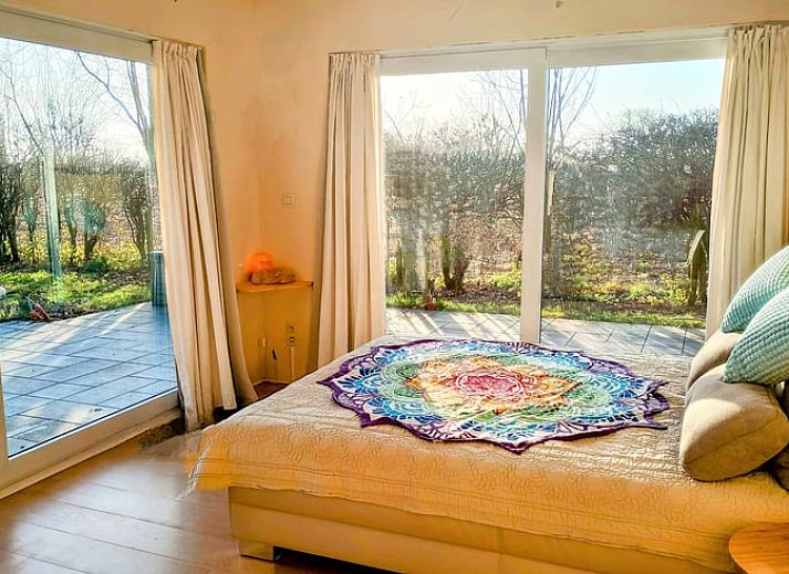 Geniessen Sie die Sonne auf der Terrasse des Ferienhauses in Assenede, Ostflandern, mit Schwimmbad und Liegestuehlen in gruener Umgebung.