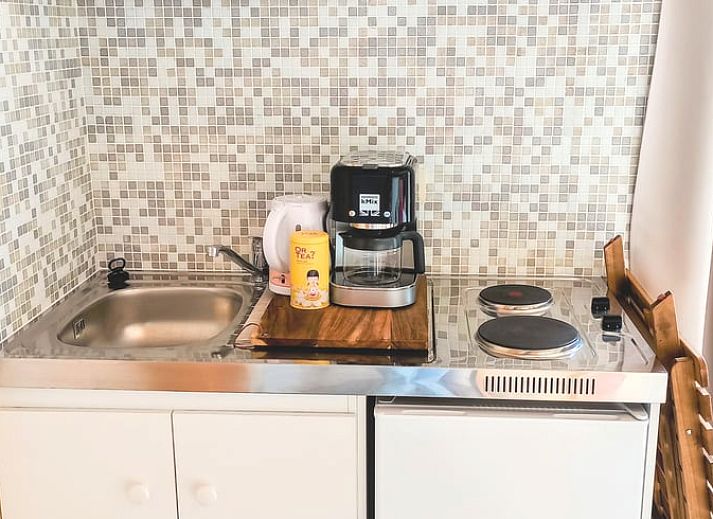 Luftaufnahme des Ferienhauses in Assenede, Ostflandern, umgeben von ueppiger Natur und Feldern, ideal fuer Ruhe und Entspannung.