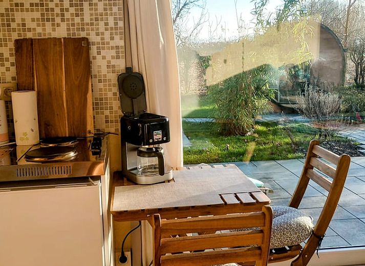 Luftaufnahme des Ferienhauses in Assenede, Ostflandern, umgeben von ueppiger Natur und Feldern, ideal fuer Ruhe und Entspannung.