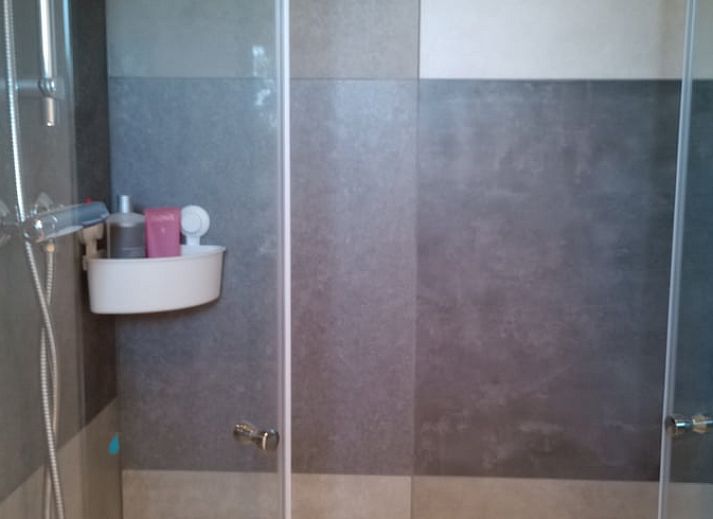 Luftaufnahme des Ferienhauses in Assenede, Ostflandern, umgeben von ueppiger Natur und Feldern, ideal fuer Ruhe und Entspannung.