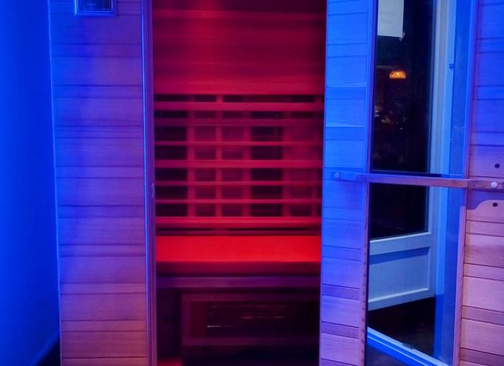 Entspannen Sie sich am Teich im Ferienhaus in Assenede, Ostflandern, mit Sonnenterrasse und Liegestuehlen fuer einen perfekten Urlaub.