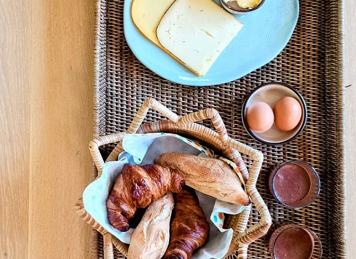 Helles Schlafzimmer im Ferienhaus in Assenede, Ostflandern, mit Blick auf den Garten, ideal fuer eine ruhige Uebernachtung.