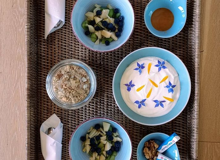 Helles Schlafzimmer im Ferienhaus in Assenede, Ostflandern, mit Blick auf den Garten, ideal fuer eine ruhige Uebernachtung.