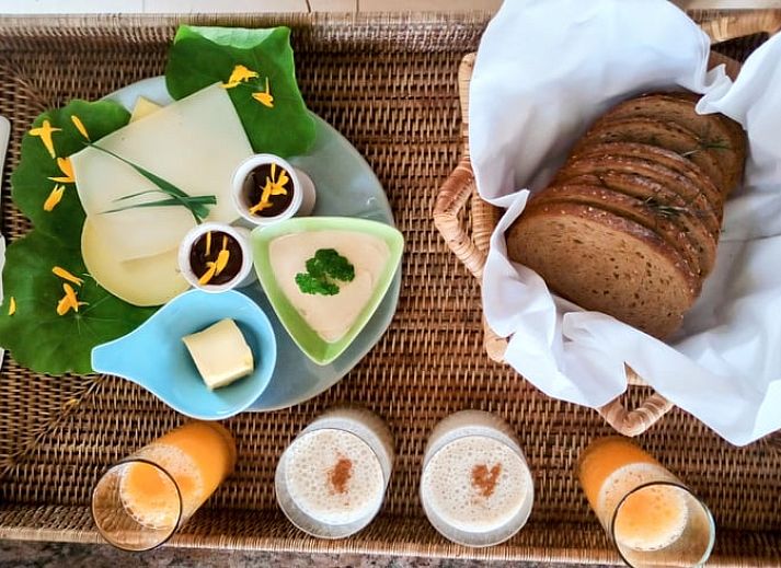 Helles Schlafzimmer im Ferienhaus in Assenede, Ostflandern, mit Blick auf den Garten, ideal fuer eine ruhige Uebernachtung.