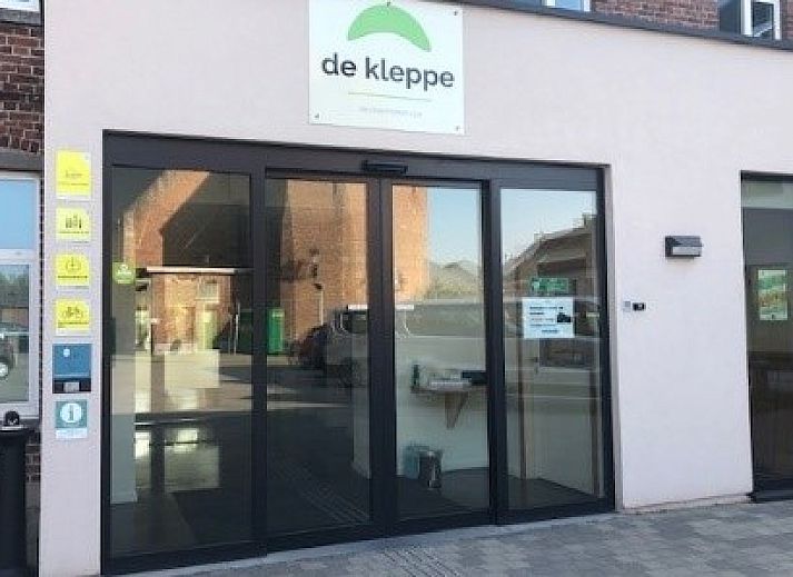 DE KLEPPE vacation home in Brakel, Belgium with charming facade and modern architecture.