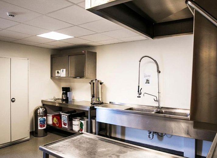 Main entrance to DE KLEPPE vacation accommodation in Brakel, East Flanders with inviting glass doors.