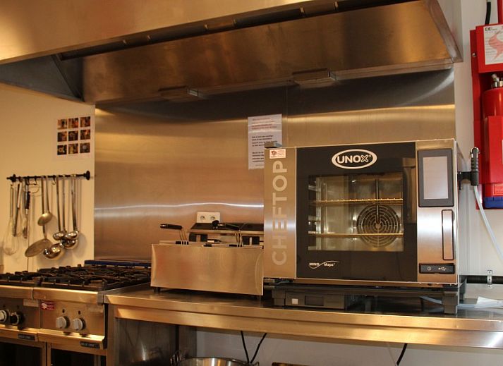 Main entrance to DE KLEPPE vacation accommodation in Brakel, East Flanders with inviting glass doors.