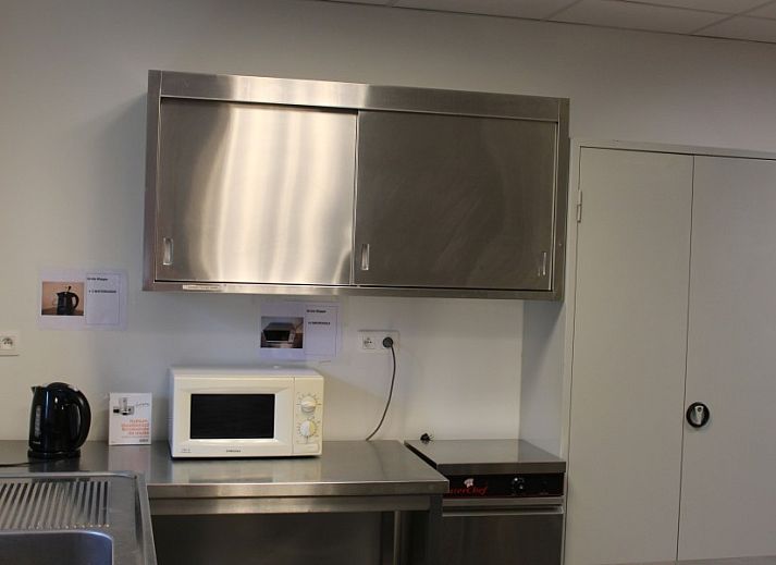 Stylish seating area inside DE KLEPPE vacation home in Brakel, ideal for relaxation and togetherness.