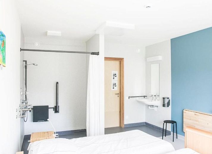 Stylish seating area inside DE KLEPPE vacation home in Brakel, ideal for relaxation and togetherness.