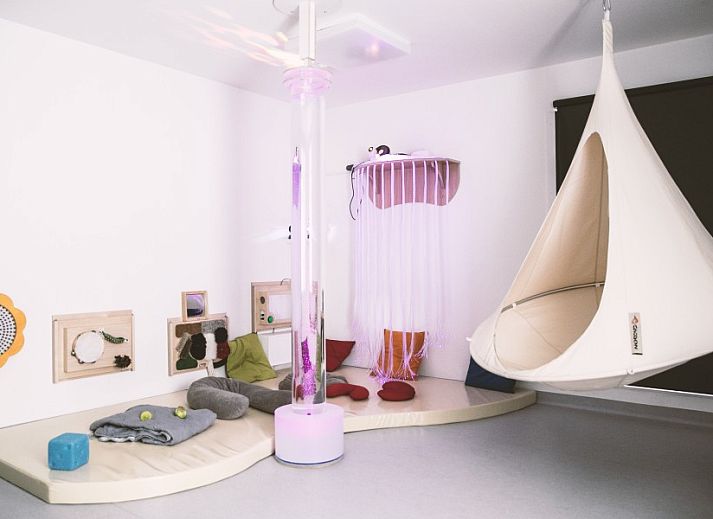 Spacious dining room at DE KLEPPE vacation rental in Brakel, perfect for group meals and gatherings.