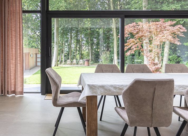 Villa Zonnewende, vakantiehuis in Maria-Aalter, Belgie met prachtige bakstenen gevel en groene omgeving.