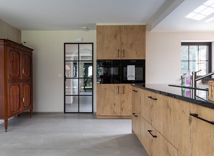 Villa Zonnewende, vakantiehuis in Maria-Aalter, Belgie met prachtige bakstenen gevel en groene omgeving.