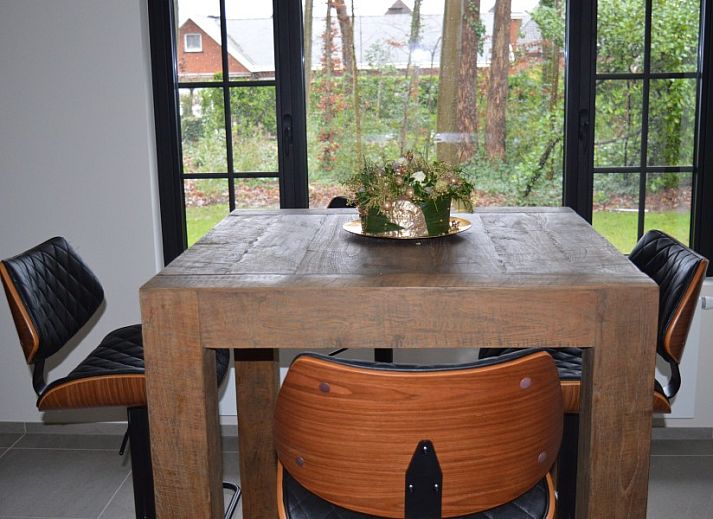 Eetkamer in Villa Zonnewende, Maria-Aalter, Belgie met uitzicht op de tuin en grote ramen.