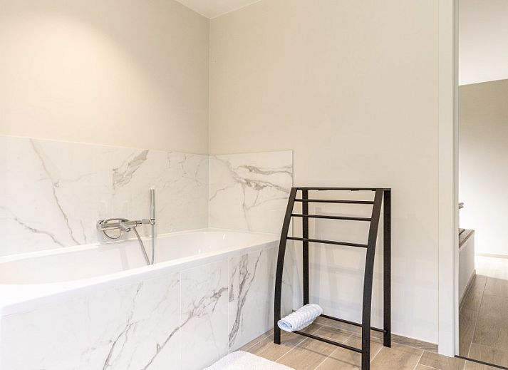 Moderne keuken in Villa Zonnewende, Maria-Aalter, Belgie met houten kasten en ruime opzet.