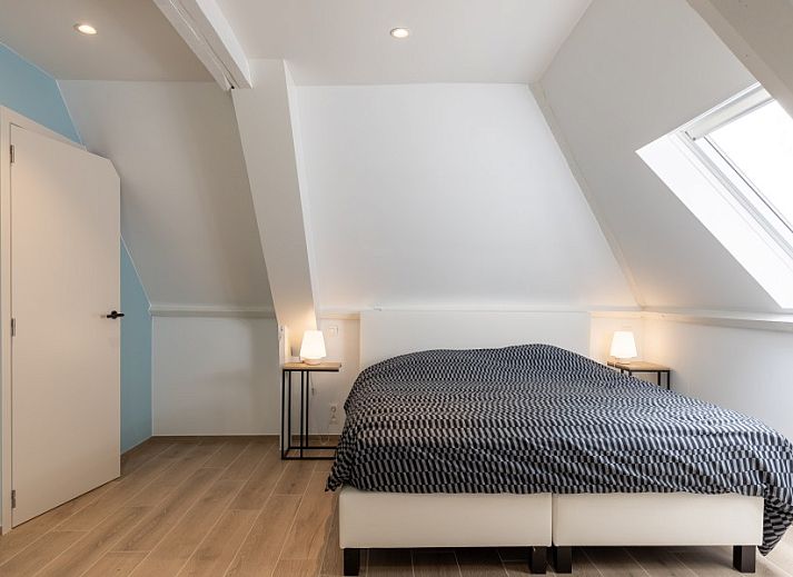 Moderne keuken in Villa Zonnewende, Maria-Aalter, Belgie met houten kasten en ruime opzet.