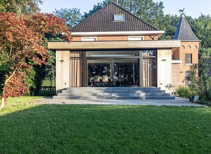 Stijlvolle keuken in Villa Zonnewende, vakantiehuis in Maria-Aalter, Belgie met veel natuurlijke lichtinval.
