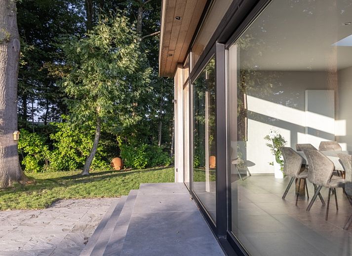Stijlvolle keuken in Villa Zonnewende, vakantiehuis in Maria-Aalter, Belgie met veel natuurlijke lichtinval.