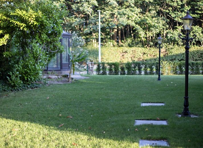 Keukenraam met uitzicht in Villa Zonnewende, Maria-Aalter, Belgie, omringd door groen.