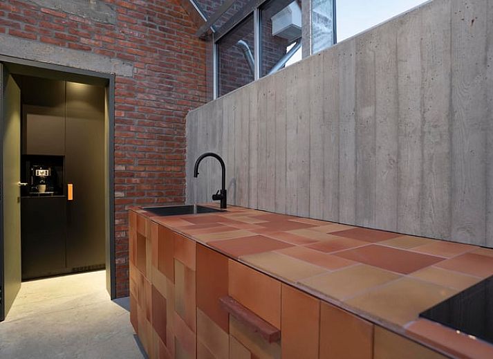 Charmante Backsteinfassade eines Ferienhauses in Sint-Pauwels, Ostflandern, mit modernem Wintergarten.