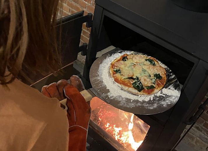 Charmante Backsteinfassade eines Ferienhauses in Sint-Pauwels, Ostflandern, mit modernem Wintergarten.