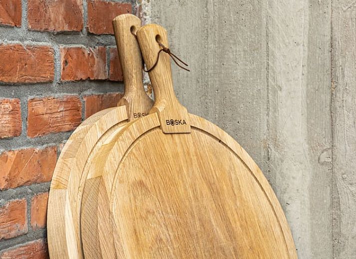 Heller Innenraum eines Ferienhauses in Sint-Pauwels, Belgien, mit Glasdach und gemuetlichem Essbereich.