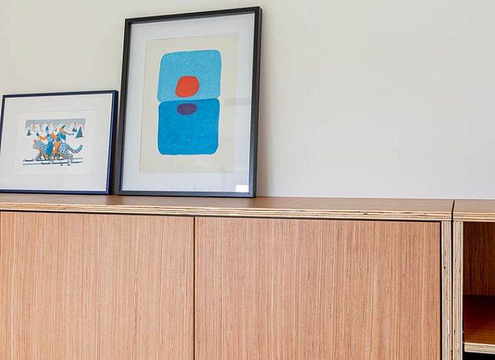 Stilvolles Esszimmer im Ferienhaus in Sint-Pauwels, Ostflandern, mit Holzmoebeln und Betonwaenden.