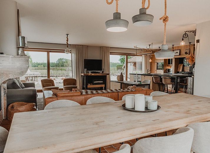 Stijlvolle eetkamer in Villa Noortem, een vakantiehuis in Maldegem, Oost-Vlaanderen, met uitzicht op de tuin en veel natuurlijk licht.