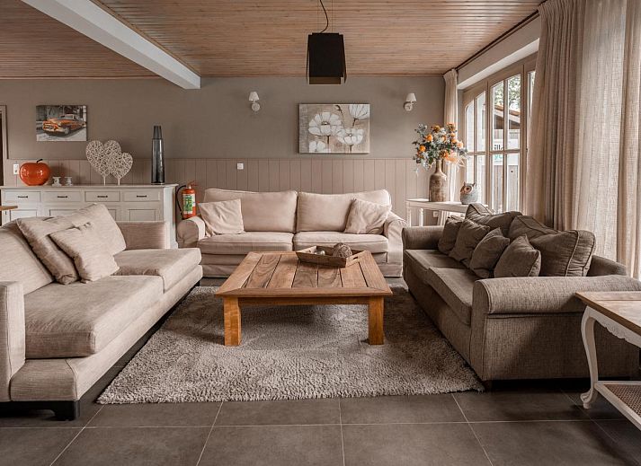 Geniet van het zonnige terras bij Caprice - Maldegem, vakantiehuis in Oost-Vlaanderen, Belgie, omgeven door groene natuur.