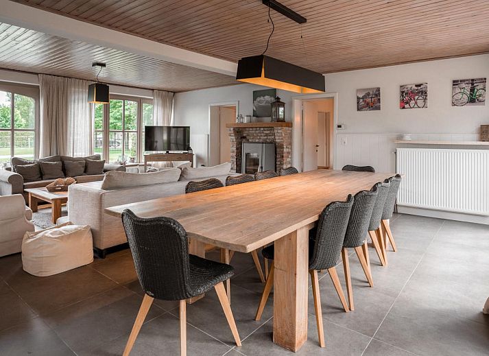 Geniet van het zonnige terras bij Caprice - Maldegem, vakantiehuis in Oost-Vlaanderen, Belgie, omgeven door groene natuur.