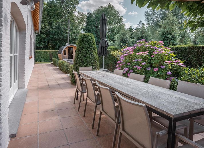 Ontspan in de gezellige woonkamer van Caprice - Maldegem, een vakantiehuis in Oost-Vlaanderen, met comfortabele banken en warme inrichting.