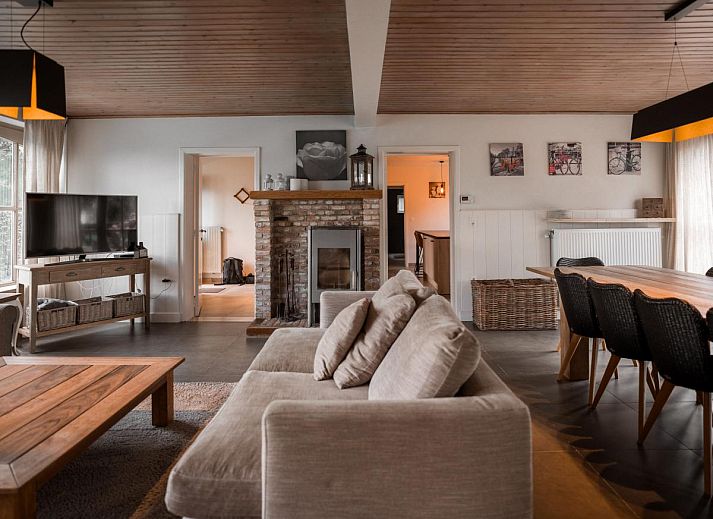 Ontspan in de gezellige woonkamer van Caprice - Maldegem, een vakantiehuis in Oost-Vlaanderen, met comfortabele banken en warme inrichting.