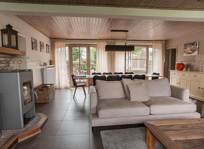 Ruime eetkamer in Caprice - Maldegem, vakantiehuis in Oost-Vlaanderen, ideaal voor familiediners en gezellige avonden.