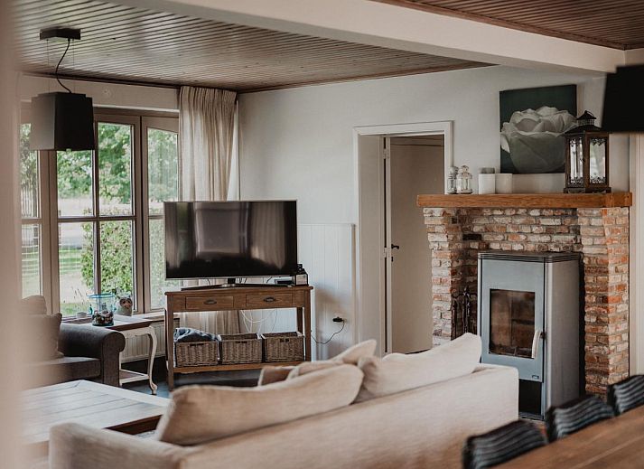 Ruime eetkamer in Caprice - Maldegem, vakantiehuis in Oost-Vlaanderen, ideaal voor familiediners en gezellige avonden.